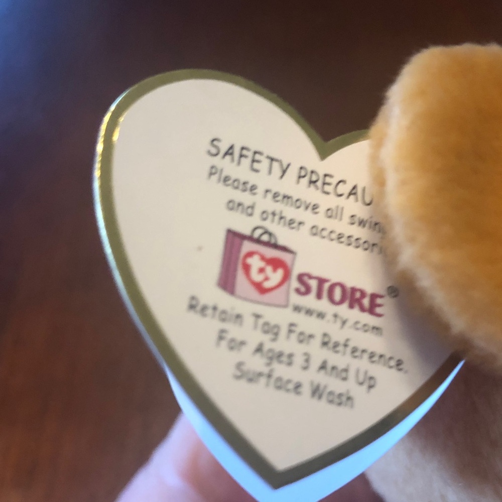 Dimples the Bear, a Ty Beanie Baby. "Ty store exclusive" item. - Picture 6 of 6